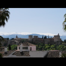 Die Alhambra vor den schneebedeckten Berggipfeln der Sierra Nevada